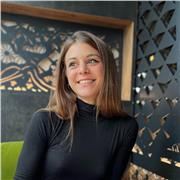 Mi chiamo Jessica, ho 27 anni e mi sono diplomata al liceo linguistico, mi piace aiutare le persone in quanto sono molto empatica.